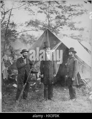 Il presidente Abraham Lincoln, fiancheggiata da guerra civile funzionari, in piedi al di fuori di una tenda, 1863. Immagine cortesia archivi nazionali. Foto Stock