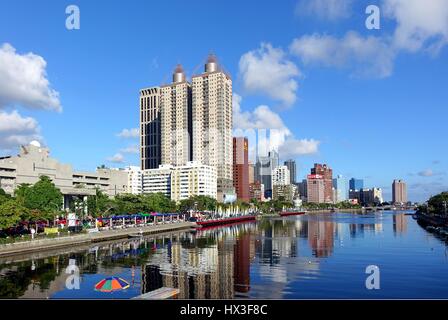 KAOHSIUNG, Taiwan -- Giugno 17, 2015: la splendida vista del fiume dell'amore in un giorno chiaro con le corsie nel fiume segnato per il Dragon Boat gare. Foto Stock