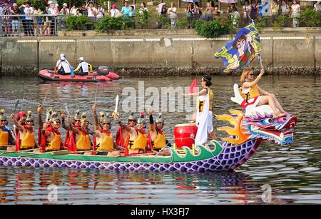 KAOHSIUNG, Taiwan -- Giugno 20, 2015: un Dragon Boat team è vestito come gioco per computer caratteri per scopi promozionali durante l annuale Dragon Boa Foto Stock