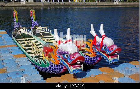 KAOHSIUNG, Taiwan -- Giugno 14, 2015: Barche con la tradizionale testa di drago design scultura sono preparati per la quota annua di Dragon Boat gare sull'amore Foto Stock