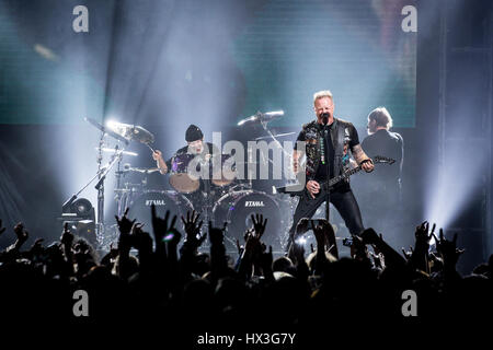 Hong Kong, Cina. Xx Janurary, 2017. Lars Ulrich e James Hetfield dei Metallica si esibisce in AsiaWorld-Expo in Hong Kong. Foto Stock