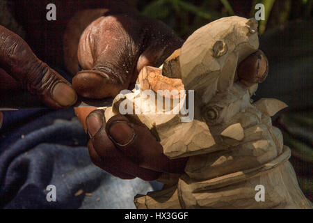 Una scultura artista che proviene da St Lucia in Sud Africa chiamato Mhlongo SBU Foto Stock