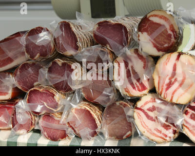 Confezionato sotto vuoto di salsicce e di bresaola un piatto italiano di manzo crudo indurito mediante salatura e aria-dryingon in vendita in macelleria italiana Foto Stock