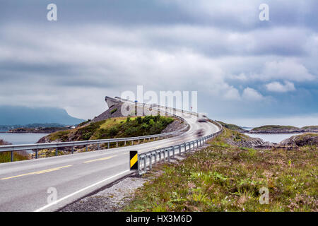Norvegia Oceano Atlantico su strada o la strada atlantica (Atlanterhavsveien) stato insignito del titolo di "costruzione norvegese del secolo'. La strada classi Foto Stock