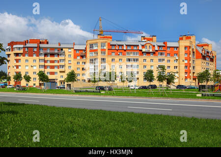 ST-Petersburg, Russia - 3 agosto: un nuovo, a sei piani appartamento edificio rivestito di piastrelle di granito e mattoni decorativi, 3 agosto 2013. Casa Rossa e Foto Stock