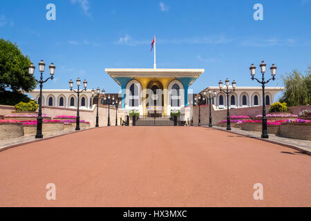 Vista frontale del Palazzo Reale del Sultano bin Al Qaboos in Muscat Muttrah, Oman Foto Stock