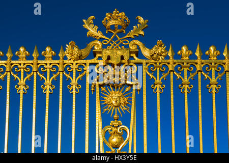 Dettaglio del golden il palazzo di Versailles e porta d'ingresso, Francia. Foto Stock
