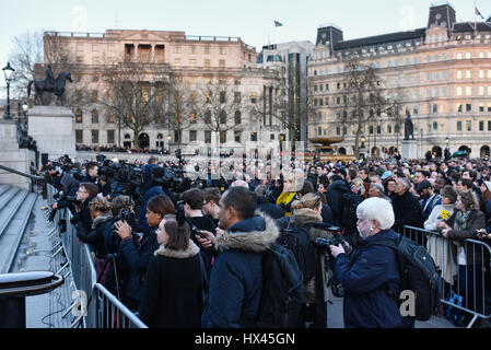 Londra, Regno Unito. 23 Mar, 2017. I media di tutto il mondo si sono riuniti a Trafalgar Square a coprire una veglia detenute per ricordare le vittime della Westminster attacchi terroristici. Il sindaco di Londra Sadiq Khan e Home Secretary Ambra Rudd erano tra i funzionari che hanno acceso candele e parlò alle folle. Credito: Giacobbe Sacks-Jones/Alamy Live News. Foto Stock