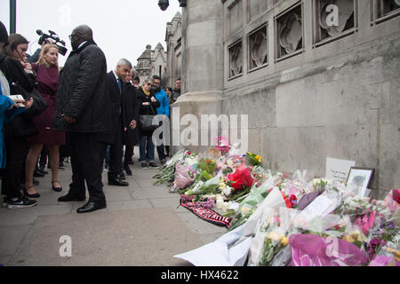 Londra, Regno Unito. 24 Mar, 2017. Il sindaco di Londra Sadiq Khan visite al Parlamento di rendere omaggio ai funzionari di polizia dopo gli attentati Credito: amer ghazzal/Alamy Live News Foto Stock