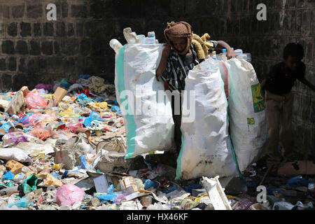 Taiz, Yemen. Il 23 marzo 2017. Un disastro ambientale minaccia milioni di abitanti dello Yemen come risultato del conflitto in corso. Come la sede comunale è stato arrestato e il servizio di raccolta dei rifiuti è stata arrestata in Taiz, i rifiuti non riscossi è penetrata nel sistema di scarico delle acque reflue attraverso la pioggia torrenziale. Recentemente Taiz ospedali hanno ricevuto molti casi di colera e di dengue a causa del peggioramento della situazione umanitaria nella città. Credito: ZUMA Press, Inc./Alamy Live News Foto Stock