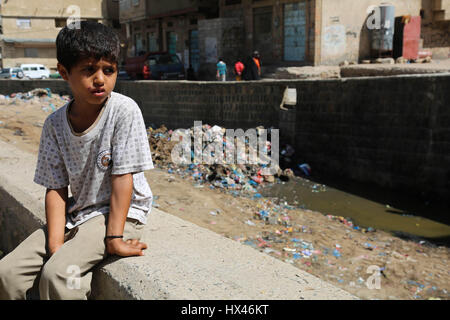 Taiz, Yemen. Il 23 marzo 2017. Un disastro ambientale minaccia milioni di abitanti dello Yemen come risultato del conflitto in corso. Come la sede comunale è stato arrestato e il servizio di raccolta dei rifiuti è stata arrestata in Taiz, i rifiuti non riscossi è penetrata nel sistema di scarico delle acque reflue attraverso la pioggia torrenziale. Recentemente Taiz ospedali hanno ricevuto molti casi di colera e di dengue a causa del peggioramento della situazione umanitaria nella città. Credito: ZUMA Press, Inc./Alamy Live News Foto Stock