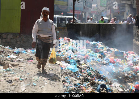 Taiz, Yemen. Il 23 marzo 2017. Un disastro ambientale minaccia milioni di abitanti dello Yemen come risultato del conflitto in corso. Come la sede comunale è stato arrestato e il servizio di raccolta dei rifiuti è stata arrestata in Taiz, i rifiuti non riscossi è penetrata nel sistema di scarico delle acque reflue attraverso la pioggia torrenziale. Recentemente Taiz ospedali hanno ricevuto molti casi di colera e di dengue a causa del peggioramento della situazione umanitaria nella città. Credito: ZUMA Press, Inc./Alamy Live News Foto Stock