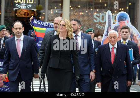 Londra, Regno Unito. 24 Mar, 2017. Claire Blackman, moglie di Sgt Alex Blackman arriva presso la corte reale di giustizia accompagnata da avvocati e i sostenitori di ascoltare la frase rivista di suo marito. Credito: JOHNNY ARMSTEAD/Alamy Live News Foto Stock