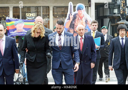 Londra, Regno Unito. 24 Mar, 2017. Claire Blackman perde una scarpa attraversando la strada al Royal Court. Claire Blackman, moglie di Sgt Alex Blackman arriva presso la corte reale di giustizia accompagnata da avvocati e i sostenitori di ascoltare la frase rivista di suo marito. Credito: JOHNNY ARMSTEAD/Alamy Live News Foto Stock