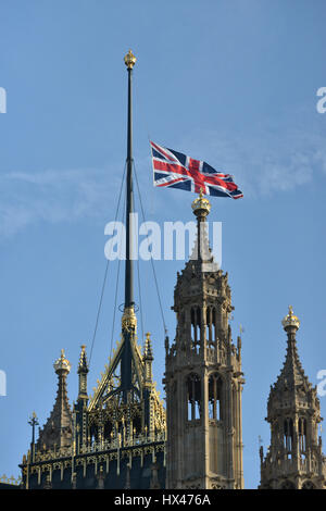 Il parlamento di Londra, Regno Unito. 24 Mar, 2017. Bandiera a metà il montante in Westminster. Credito: Matteo Chattle/Alamy Live News Foto Stock