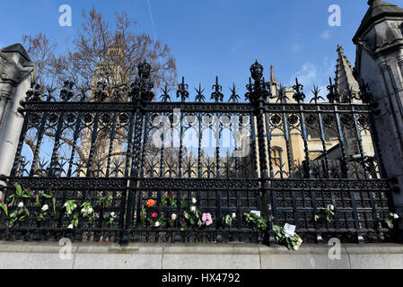 Londra, Regno Unito. Il 24 marzo 2017. Omaggi floreali sono disposti sulla ringhiera di fronte al Palazzo del Parlamento a seguito dell'attacco terroristico da Khalid Massud in Westminster. Credito: Stephen Chung / Alamy Live News Foto Stock