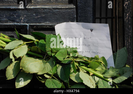 Londra, Regno Unito. Il 24 marzo 2017. Omaggi floreali sono disposti sulla ringhiera di fronte al Palazzo del Parlamento a seguito dell'attacco terroristico da Khalid Massud in Westminster. Credito: Stephen Chung / Alamy Live News Foto Stock