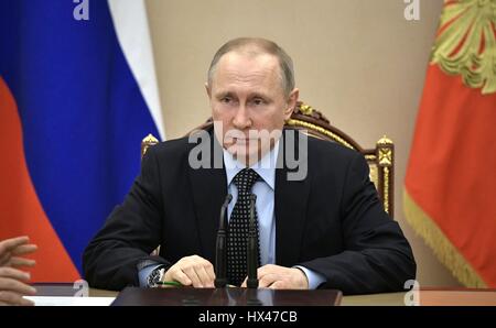 Mosca, Russia. Il 24 marzo 2017. Il presidente russo Vladimir Putin ha presieduto una riunione del Consiglio di sicurezza al Cremlino Marzo 24, 2017 a Mosca, in Russia. Credito: Planetpix/Alamy Live News Foto Stock