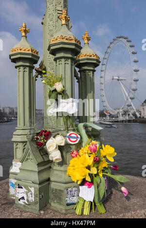Londra, Regno Unito. 24 Mar, 2017. I londinesi lasciare omaggi floreali per le vittime degli attacchi terroristici sul Westminster Bridge. Credito: Bettina Strenske/Alamy Live News Foto Stock