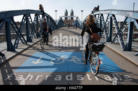 Freiburg, Germania. 23 Mar, 2017. I ciclisti attraversando il ponte blu in Freiburg, Germania, 23 marzo 2017. Il governo dello stato tedesco di Baden Wuerttemberg ha presentato la sua bicicletta politica del traffico per il 2017 a Stoccarda, Germania, il 24 marzo 2017. Foto: Patrick Seeger/dpa/Alamy Live News Foto Stock