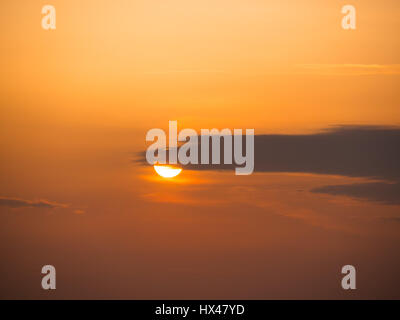 Westbay, Dorset, Regno Unito. Il 24 marzo 2017. Il cloud infine si cancella e un vago ma colorato tramonto segue. Con un meteo alto insieme a seguire e temperature più calde previsto per questo fine settimana. © Dan Tucker/Alamy Live News Foto Stock