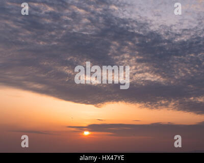 Westbay, Dorset, Regno Unito. Il 24 marzo 2017. Il cloud infine si cancella e un vago ma colorato tramonto segue. Con un meteo alto insieme a seguire e temperature più calde previsto per questo fine settimana. © Dan Tucker/Alamy Live News Foto Stock