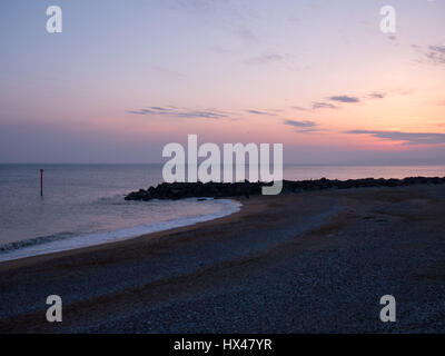 Westbay, Dorset, Regno Unito. Il 24 marzo 2017. Il cloud infine si cancella e un vago ma colorato tramonto segue. Con un meteo alto insieme a seguire e temperature più calde previsto per questo fine settimana. © Dan Tucker/Alamy Live News Foto Stock