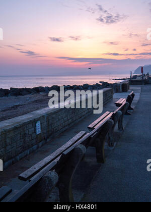 Westbay, Dorset, Regno Unito. Il 24 marzo 2017. Banchi vuoti come il cloud infine si cancella e un vago ma colorato tramonto segue. Con un meteo alto insieme a seguire e temperature più calde previsto per questo fine settimana. © Dan Tucker/Alamy Live News Foto Stock