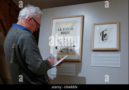 Bruxelles, Belgio. 24 Mar, 2017. Un visitatore assiste un fumetto mostra opere del fumettista belga Peyo (Pierre Culliford) a Bruxelles, Belgio, 24 marzo 2017. Peyo è conosciuta in tutto il mondo come il creatore del 'Smurfs'. Credito: Voi Pingfan/Xinhua/Alamy Live News Foto Stock