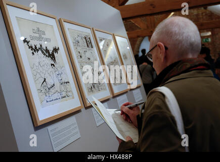 Bruxelles, Belgio. 24 Mar, 2017. Un visitatore assiste un fumetto mostra opere del fumettista belga Peyo (Pierre Culliford) a Bruxelles, Belgio, 24 marzo 2017. Peyo è conosciuta in tutto il mondo come il creatore del 'Smurfs'. Credito: Voi Pingfan/Xinhua/Alamy Live News Foto Stock