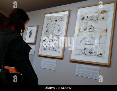 Bruxelles, Belgio. 24 Mar, 2017. Un visitatore assiste un fumetto mostra opere del fumettista belga Peyo (Pierre Culliford) a Bruxelles, Belgio, 24 marzo 2017. Peyo è conosciuta in tutto il mondo come il creatore del 'Smurfs'. Credito: Voi Pingfan/Xinhua/Alamy Live News Foto Stock