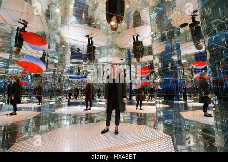 Bruxelles, Belgio. 24 Mar, 2017. Direttore della Fondazione Folon Stephanie Angelroth pone per le foto all'interno di un art show room al museo Folon a Bruxelles, Belgio, 24 marzo 2017. Jean-Michel Folon era un artista belga, illustrator, pittore e scultore con la reputazione di classe mondiale. Credito: Voi Pingfan/Xinhua/Alamy Live News Foto Stock