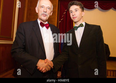 Bydgoszcz (Polonia). 24 Mar, 2017. Bydgoszcz (Polonia). Marzo 25th, 2017. Janusz Korwin-Mikke, membro del Parlamento europeo e leader del polacco ala destra KORWiN euroscettico partito è visto a parlare in hotel Pod Orlem. Mister Korwin-Mikke è attualmente sospesa come deputato del Parlamento europeo per la sua misogine commento durante un dibattito il 1 marzo sul genere pagare la parità. Credito: Jaap Arriens/Alamy Live News Foto Stock