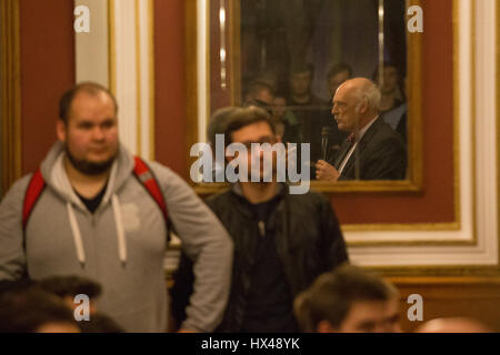 Bydgoszcz (Polonia). 24 Mar, 2017. Bydgoszcz (Polonia). Marzo 25th, 2017. Janusz Korwin-Mikke, membro del Parlamento europeo e leader del polacco ala destra KORWiN euroscettico partito è visto a parlare in hotel Pod Orlem. Mister Korwin-Mikke è attualmente sospesa come deputato del Parlamento europeo per la sua misogine commento durante un dibattito il 1 marzo sul genere pagare la parità. Credito: Jaap Arriens/Alamy Live News Foto Stock