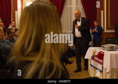 Bydgoszcz (Polonia). 24 Mar, 2017. Bydgoszcz (Polonia). Marzo 25th, 2017. Janusz Korwin-Mikke, membro del Parlamento europeo e leader del polacco ala destra KORWiN euroscettico partito è visto a parlare in hotel Pod Orlem. Mister Korwin-Mikke è attualmente sospesa come deputato del Parlamento europeo per la sua misogine commento durante un dibattito il 1 marzo sul genere pagare la parità. Credito: Jaap Arriens/Alamy Live News Foto Stock