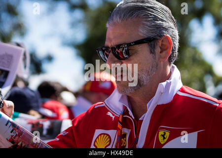 Melbourne, Australia. 25 marzo, 2017. Ferrari capo Maurizio Arrivabene firma autografi per i fan durante il 2017 Formula 1 Rolex Australian Grand Prix, Australia il 25 marzo 2017. Credito: Dave Hewison sport/Alamy Live News Foto Stock