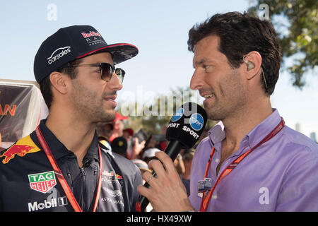 Melbourne, Australia. 25 Mar, 2017. La Red Bull Racing driver di Formula Uno di Daniel Ricciardo(L) dell Australia è intervistato da australiano ex driver di formula uno Mark Webber come egli arriva per la terza sessione di prove libere in vista del Australian Formula One Grand Prix all'Albert Park, il circuito di Melbourne, in Australia il 25 marzo 2017. La Australian Formula One Grand Prix si svolgerà a Melbourne il 26 marzo. Credito: Bai Xue/Xinhua/Alamy Live News Foto Stock