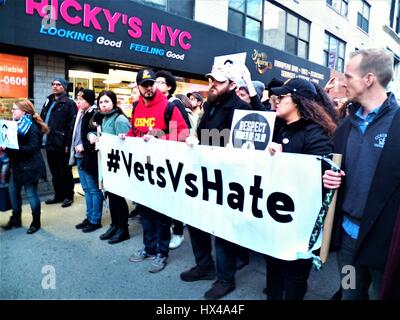 New York, New York, Stati Uniti d'America. Il 24 marzo 2017. New York City resiste ai crimini di odio Rally e Marzo in risposta a Timoteo Caughman omicidio. Il lunedì sera Timothy Caughman venne pugnalato a morte con una spada da una supremazia bianca. Il mercoledì sera la supremazia bianca ammesso per il viaggio a New York da Baltimora per uccidere un uomo nero perché 'New York è la media dei capitali del mondo". Credito: Mark Apollo/Alamy Live News Foto Stock