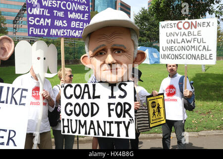 Sydney, Australia. Il 25 marzo 2017. Marzo nel mese di marzo è diventato un marcia annuale nel mese di marzo in cui le organizzazioni e gli individui generalmente sulla sinistra della protesta politica varie questioni che li riguardano, includono l'ambiente, rifugiati, Papua Occidentale, rifugiati e così via. Le proteste sono tenute in diverse città in tutto il paese. In Sydney manifestanti assemblati in Belmore Park, vicino la stazione centrale prima di marciare lungo un percorso circolare indietro al parco. Nella foto: l'effige di Australian Primo Ministro Malcolm Turnbull con un cartello che diceva, "il carbone è un bene per l'umanità". Credito: © Richard Milnes/Alamy Live Foto Stock