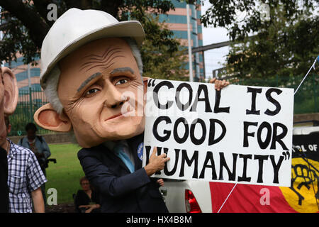 Sydney, Australia. Il 25 marzo 2017. Marzo nel mese di marzo è diventato un marcia annuale nel mese di marzo in cui le organizzazioni e gli individui generalmente sulla sinistra della protesta politica varie questioni che li riguardano, includono l'ambiente, rifugiati, Papua Occidentale, rifugiati e così via. Le proteste sono tenute in diverse città in tutto il paese. In Sydney manifestanti assemblati in Belmore Park, vicino la stazione centrale prima di marciare lungo un percorso circolare indietro al parco. Nella foto: l'effige di Australian Primo Ministro Malcolm Turnbull con un cartello che diceva, "il carbone è un bene per l'umanità". Credito: © Richard Milnes/Alamy Live Foto Stock