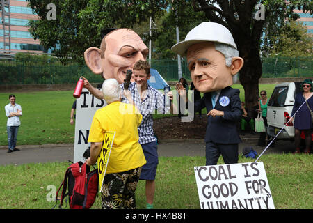 Sydney, Australia. Il 25 marzo 2017. Marzo nel mese di marzo è diventato un marcia annuale nel mese di marzo in cui le organizzazioni e gli individui generalmente sulla sinistra della protesta politica varie questioni che li riguardano, includono l'ambiente, rifugiati, Papua Occidentale, rifugiati e così via. Le proteste sono tenute in diverse città in tutto il paese. In Sydney manifestanti assemblati in Belmore Park, vicino la stazione centrale prima di marciare lungo un percorso circolare indietro al parco. Nella foto: una donna aggredisce le effigi dell ex primo ministro australiano Tony Abbott e primo ministro Malcolm Turnbull con il suo ombrello. Credito: © Ri Foto Stock