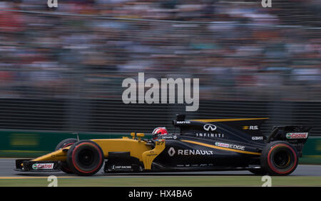 Melbourne, Australia. 25 Mar, 2017. Renault Sport pilota di Formula Uno Nico Hulkenberg di Germania rigidi durante la terza sessione di prove libere in vista del Australian Formula One Grand Prix all'Albert Park, il circuito di Melbourne, in Australia il 25 marzo 2017. La Australian Formula One Grand Prix si svolgerà a Melbourne il 26 marzo. Credito: Bai Xue/Xinhua/Alamy Live News Foto Stock