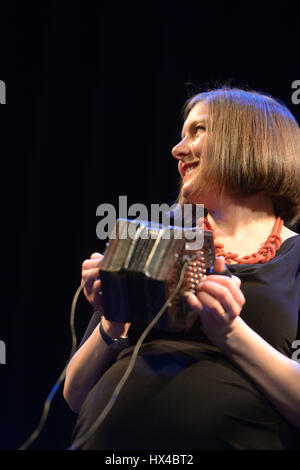 Oxford, Regno Unito. Il 24 marzo 2017. Emily Portman gioca con la banda Coracle presso la parete nord, Summertown, Oxford. Regno Unito. Credito: Denis Kennedy/Alamy Live News Foto Stock