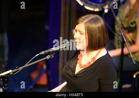 Oxford, Regno Unito. Il 24 marzo 2017. Emily Portman gioca con la banda Coracle presso la parete nord, Summertown, Oxford. Regno Unito. Credito: Denis Kennedy/Alamy Live News Foto Stock