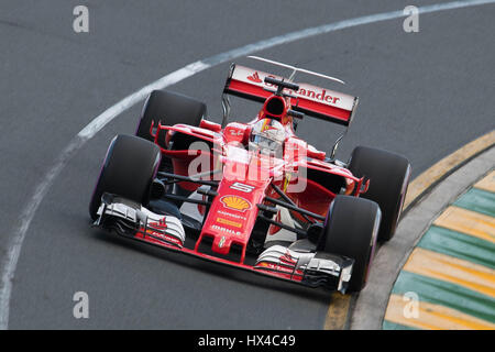 Melbourne, Australia. 25 Mar, 2017. La Scuderia Ferrari di Formula Uno pilota Sebastian Vettel di Germania rigidi durante la sessione di qualifiche della Australian Formula One Grand Prix all'Albert Park, il circuito di Melbourne, in Australia il 25 marzo 2017. Credito: Bai Xue/Xinhua/Alamy Live News Foto Stock