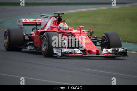 Melbourne, Australia. 25 Mar, 2017. La Scuderia Ferrari di Formula Uno pilota Sebastian Vettel di Germania rigidi durante la sessione di qualifiche della Australian Formula One Grand Prix all'Albert Park, il circuito di Melbourne, in Australia il 25 marzo 2017. Credito: Bai Xue/Xinhua/Alamy Live News Foto Stock