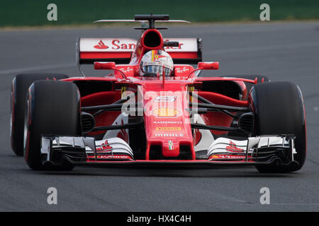 Melbourne, Australia. 25 Mar, 2017. La Scuderia Ferrari di Formula Uno pilota Sebastian Vettel di Germania rigidi durante la sessione di qualifiche della Australian Formula One Grand Prix all'Albert Park, il circuito di Melbourne, in Australia il 25 marzo 2017. Credito: Bai Xue/Xinhua/Alamy Live News Foto Stock