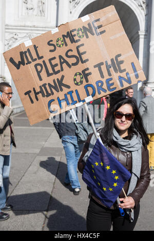 Londra, Regno Unito. 25 Mar, 2017. Gli attivisti di rimanere nell'Unione europea prepararsi a prendere parte nel mese di marzo per l'Europa. Credito: Mark Kerrison/Alamy Live News Foto Stock