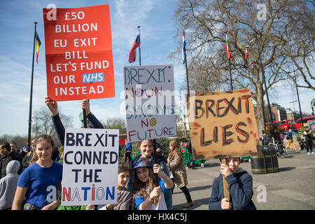 Londra, Regno Unito. 25 Mar, 2017. Gli attivisti di rimanere nell'Unione europea prepararsi a prendere parte nel mese di marzo per l'Europa. Credito: Mark Kerrison/Alamy Live News Foto Stock