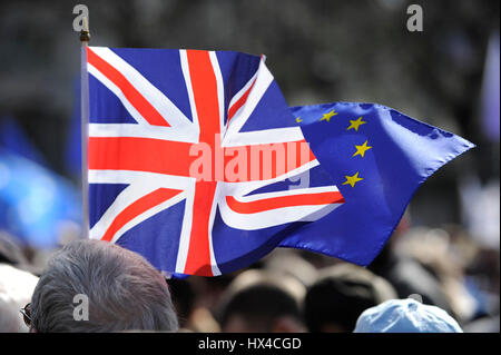 Londra, Regno Unito. 25 Mar, 2017. Dimostranti Anti-Brexit prendere parte a marzo da Park Lane a Piazza del Parlamento. La manifestazione è organizzata da Unite per l'Europa ed è temporizzata in modo da coincidere con il governo britannico ha intenzione di attivare l'articolo 50 su 29 Marzo. Oggi il mese di marzo si svolge il sessantesimo anniversario della firma del Trattato di Roma che ha istituito la Comunità economica europea. Credito: Stephen Chung/Alamy Live News Foto Stock